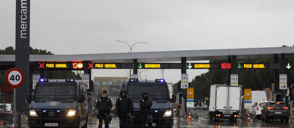 Varios agentes de la Policía Nacional, en la entrada de MercaMadrid, en la primera jornada de huelga de transportistas