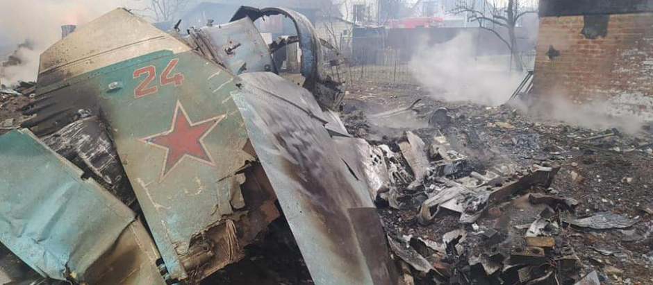 Restos de un avión de combate ruso derribado a las afueras de la ciudad de Chernígov (norte)