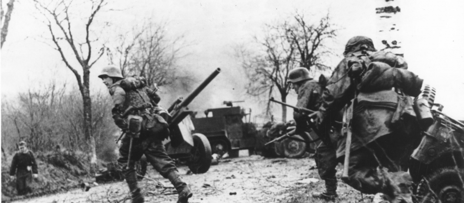 Tropas alemanas en su avance se encuentran con equipamiento estadounidense abandonado