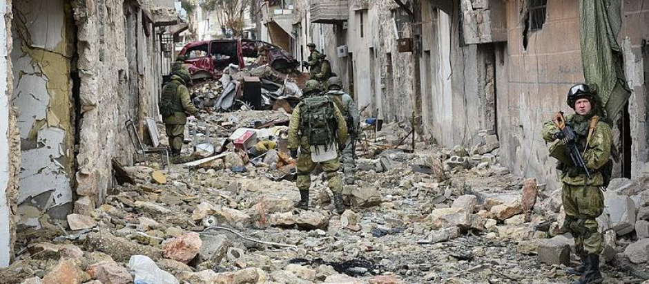 Una patrulla realiza labores de desminado en Alepo (Siria)