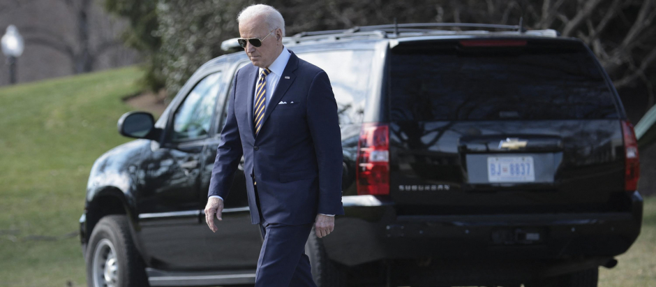 El presidente de EE.UU. Joe Biden, sale de la Casa Blanca en Washington, DC.