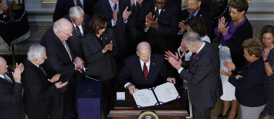 El presidente de EE. UU. Joe Biden (C) al momento de firmar la 'Ley de Asignaciones Consolidadas'