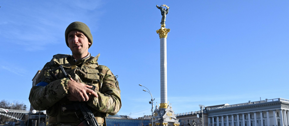 El extenista ucraniano Sergiy Stakhovsky, alistado en el Ejército tras la invasión, vigila la Plaza de la Independencia de Kiev, este martes