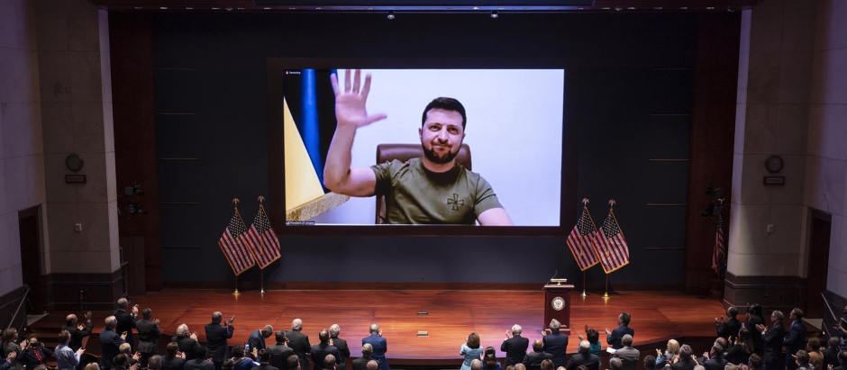 El presidente de Ucrania, Volodymyr Zelenski (en la pantalla), ofrece un discurso en video a los senadores y miembros del Congreso de los Estados Unidos