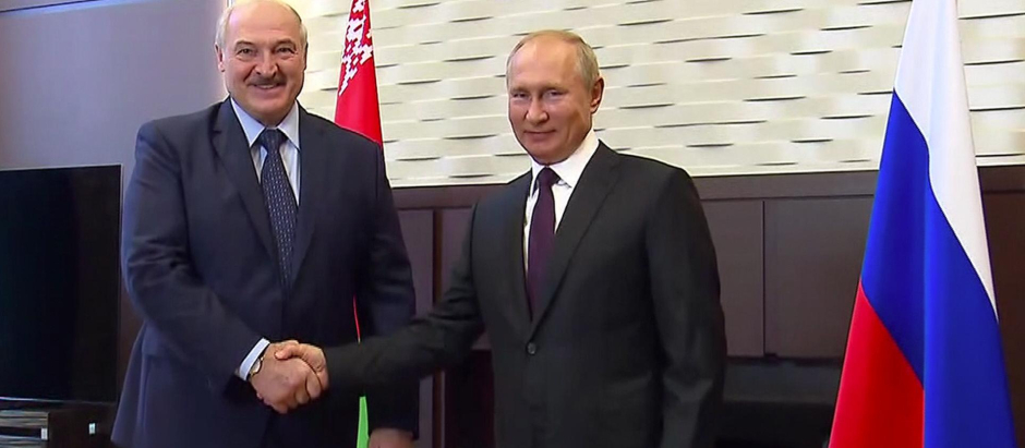 El presidente ruso, Vladimir Putin, a la derecha, y el presidente bielorruso, Alexander Lukashenko, se dan la mano
