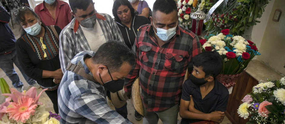 Familiares rodean el féretro del periodista mexicano Armando Linares López durante su funeral, este miércoles en Zitácuaro, estado de Michoacán (México)