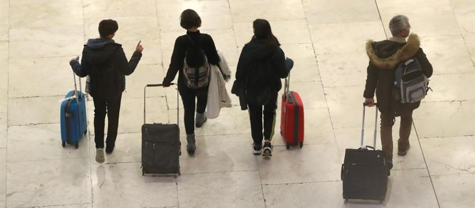 Un grupo de viajeros camina con maletas por el aeropuerto Adolfo Suárez Madrid-Barajas