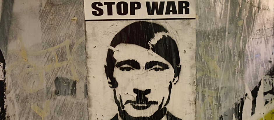 Cartel contra la guerra de Ucrania y el presidente ruso, Vladimir Putin, en Madrid