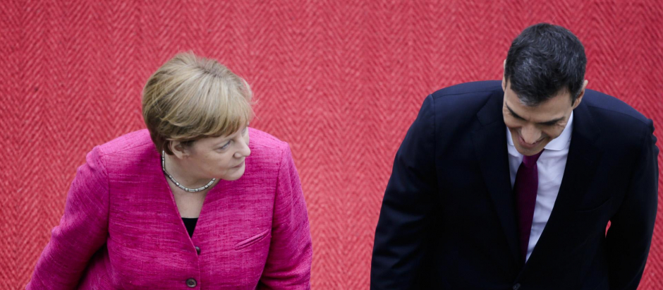 La excanciller alemana, Angela Merkel, junto al presidente del Gobierno, Pedro Sánchez