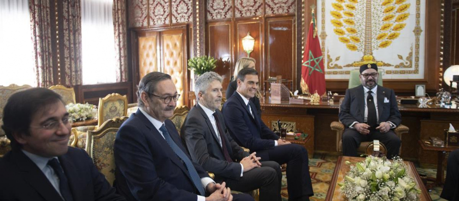 Pedro Sánchez y Fernando Grande Marlaska, en un encuentro con Mohamed VI