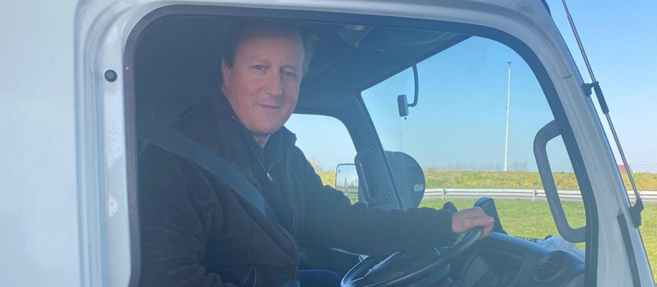 El ex 'premier' David Cameron al volante del camión en el que se dirige a Polonia