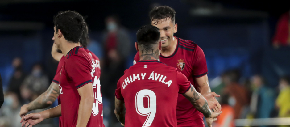 Chimy Avila celebra un gol junto a su compañero Lucas Torro