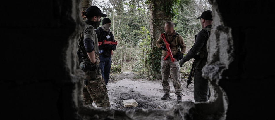 Un grupo de personas toma parte en una sesión de entrenamiento para zonas de conflicto en Burdeos (Francia), esta semana