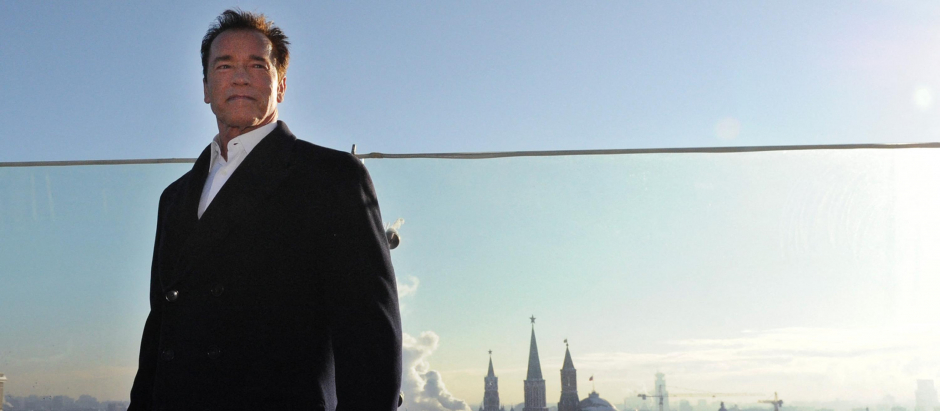 El actor y político Arnold Schwarzenegger posa en una imagen de archivo en la terraza de un hotel cercano al Kremlin, en Moscú