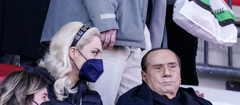 Silvio Berlusconi acompañado de su novia Marta Fascina (a su derecha, rubia con mascarilla) durante un partido de fútbol