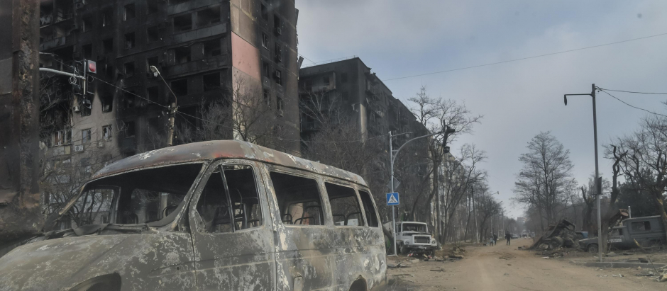 Una vista general muestra los edificios residenciales que resultaron dañados durante las hostilidades en la sitiada ciudad portuaria sureña de Mariúpol, en la zona del Donetsk