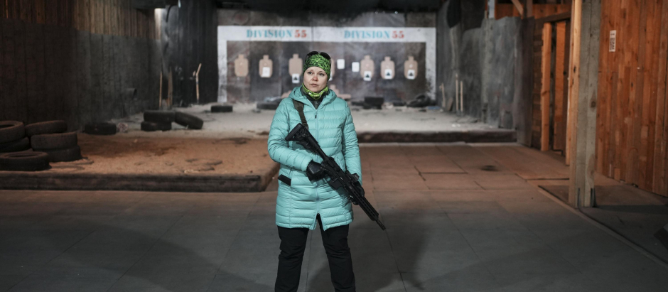 Una mujer ucraniana durante un entrenamiento de tiro en la base militar situada en el pueblo portuario de Burlacha Barlka, a unos 20 kilómetros de Odesa