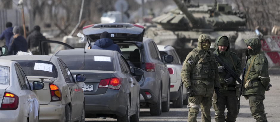 Civiles atrapados en la ciudad de Mariúpol abandonan la ciudad en coche bajo la vigilancia de tropas nacionalistas prorrusas