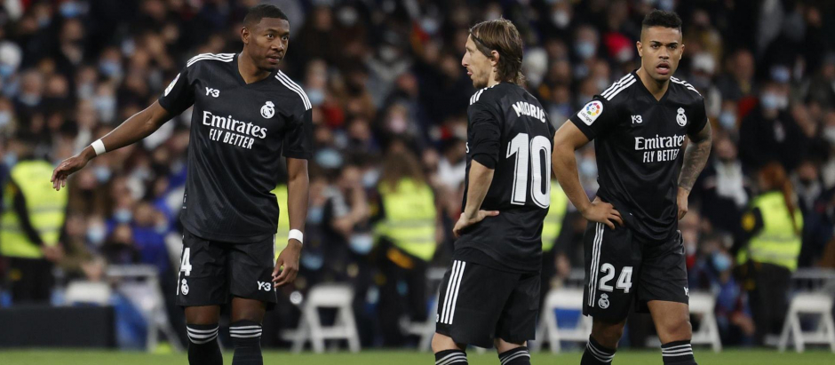 Alaba, Modric y Mariano, abatidos tras uno de los goles del FC Barcelona