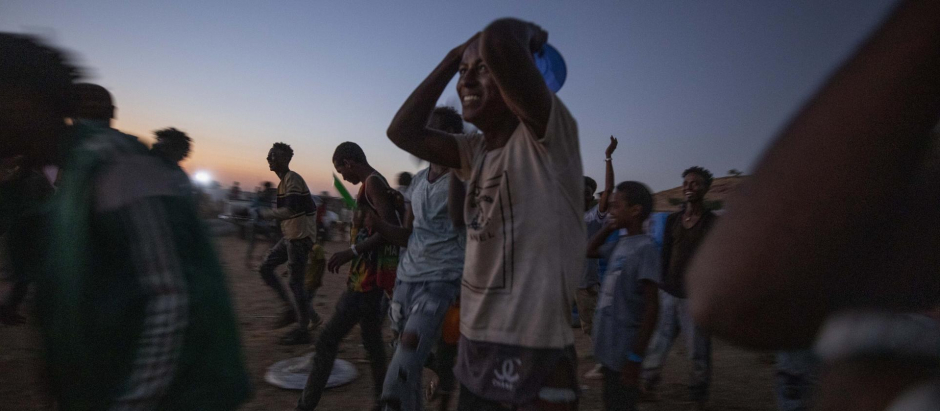 Un grupo de desplazados huyen de la guerra en la región etíope de Tigray, en 2020
