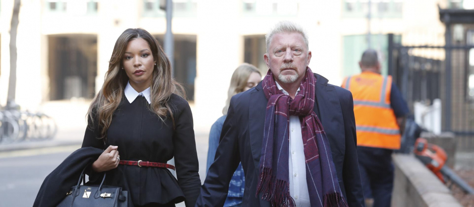 Boris Becker, llegando a los juzgados de la mano de una misteriosa mujer esta lunes 21 de marzo de 2022