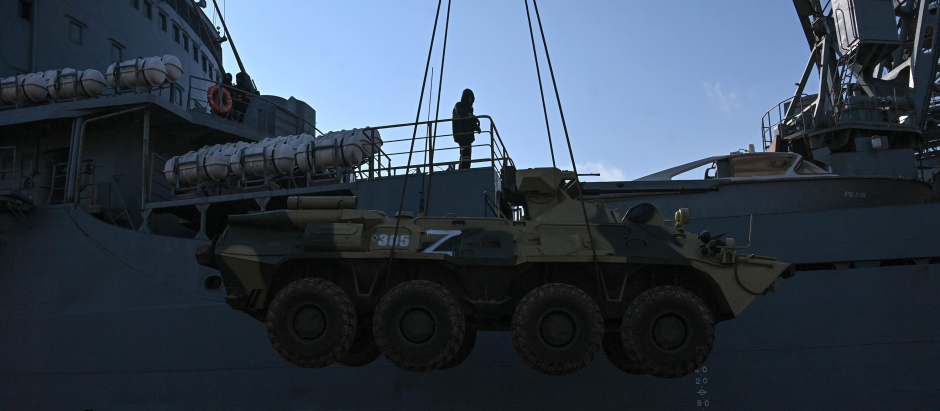 Descarga de equipo militar del gran barco de desembarco Orsk de la flota rusa del Mar Negro a su llegada al puerto de Berdyansk, Ucrania.