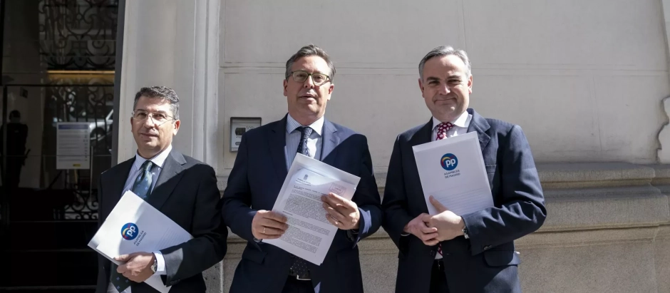 Miembros del Grupo Popular de la Asamblea de Madridpresenta en la Fiscalía la denuncia sobre siete contratos "irregulares" del Gobierno central durante la pandemia