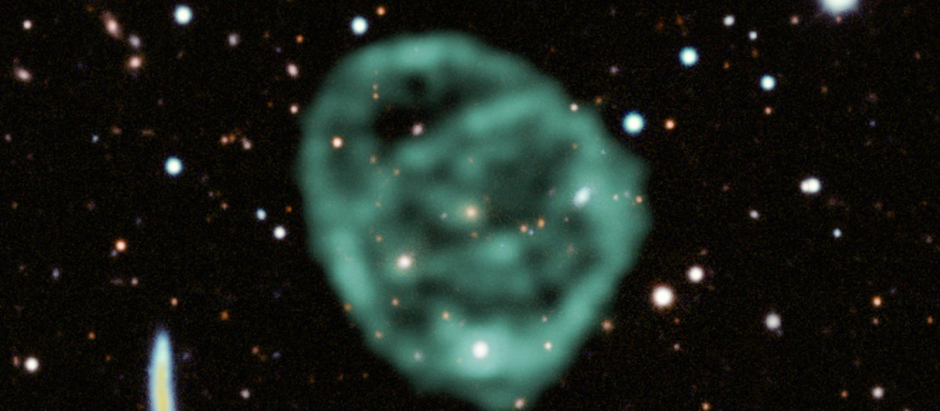 Los datos del radiotelescopio MeerKAT (verde) que muestran los extraños círculos de radio se superponen a los datos ópticos e infrarrojos cercanos del Dark Energy Survey.