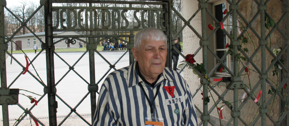 Boris Romanchenko, vestido con un uniforme de prisionero típico de los campos de concentración nazis, hace unos años