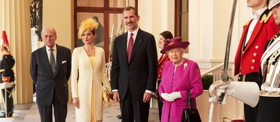 Sus Majestades los Reyes junto a Su Majestad la Reina Isabel y el Duque de Edimburgo a su llegada al Palacio de Buckingham, julio de 2017