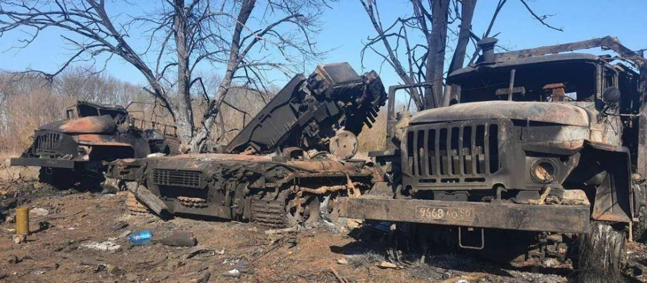 Varios vehículos militares rusos, destrozados tras un enfrentamiento en Sumy con el Ejército ucraniano