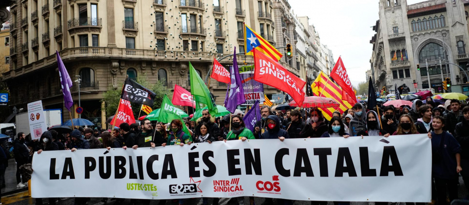 Miles de profesores y estudiantes se están manifestando este miércoles por el centro de Barcelona para exigir al Govern que proteja la inmersión lingüística
