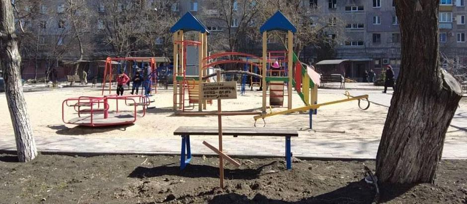 Civiles ucranianos enterrados en un parque infantil de Mariúpol
