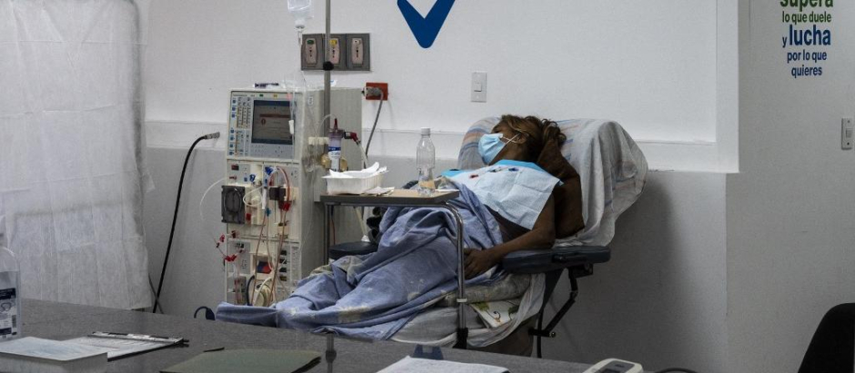 Una paciente con fallo hepático, conectada a una máquina de hemodiálisis en Caracas
