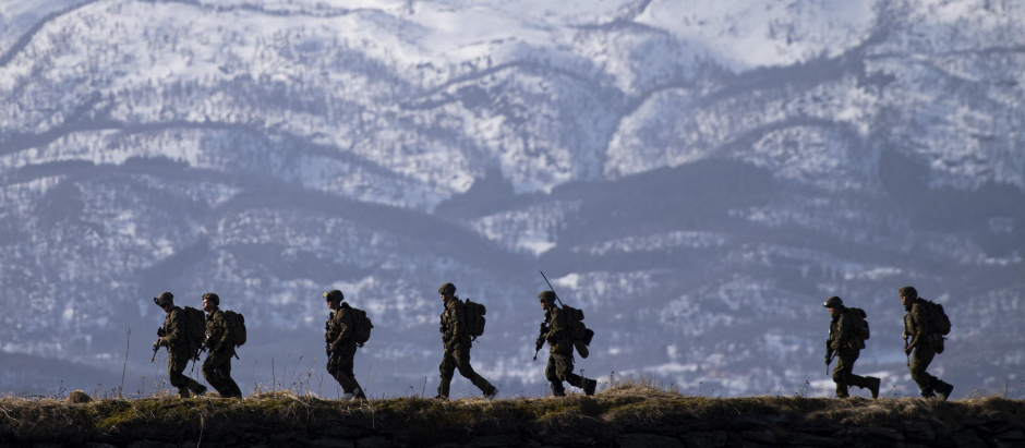 US soldiers from the 3rd Battalion, part of the 6th Marine Regiment participate in the international military exercise Cold Response 22, at Sandstrand, North of in Norway, on March 21, 2022. - Cold Response is a Norwegian-led winter exercise in which NATO and partner countries participate. (Photo by Jonathan NACKSTRAND / AFP)