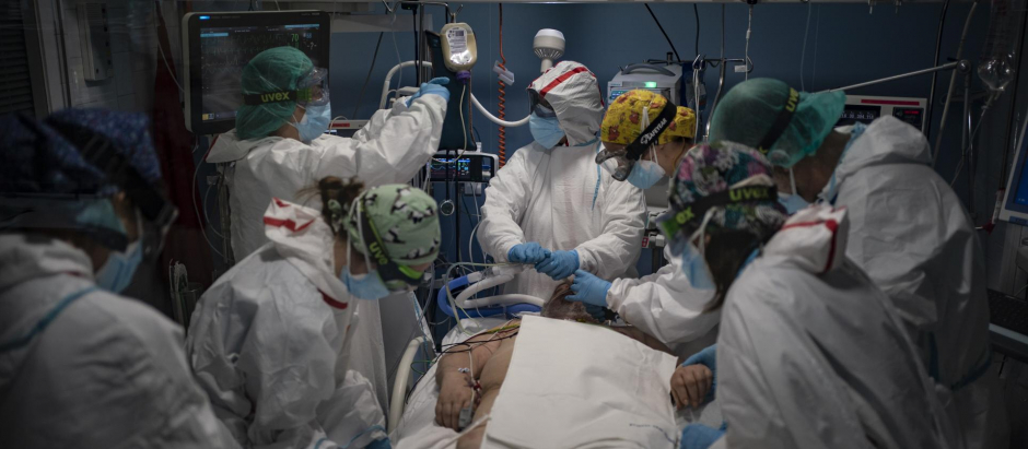 Un paciente enfermo de covid recibe tratamiento en el Hospital del Mar de Barcelona