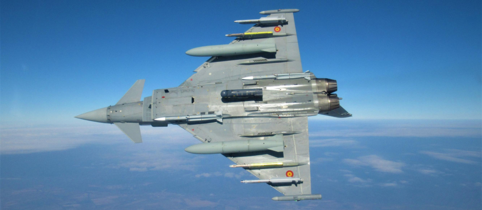 La espectacular imagen del Eurofighter español armado con misiles utilizada por la OTAN