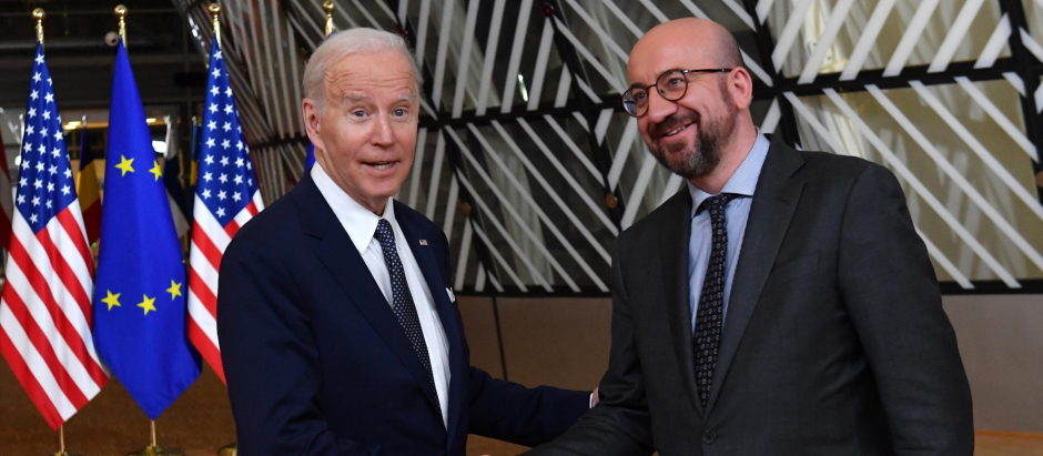El presidente de los Estados Unidos, Joe Biden (izq.), le da la mano al presidente del Consejo Europeo, Charles Michel