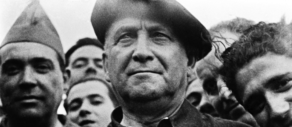 El español Francisco Largo Caballero, líder del Sindicato Español, con parte de la milicia leal, en el frente en las afueras de Madrid, el 15 de agosto de 1936