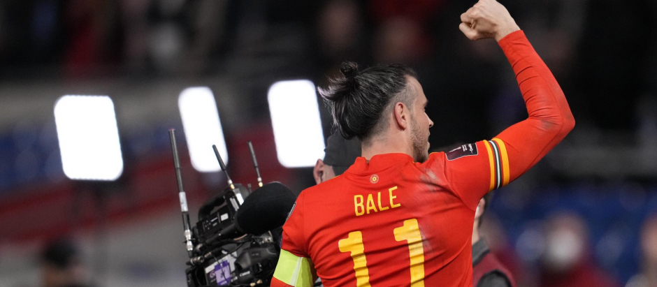 Gareth Bale celebra uno de sus goles el jueves contra Austria