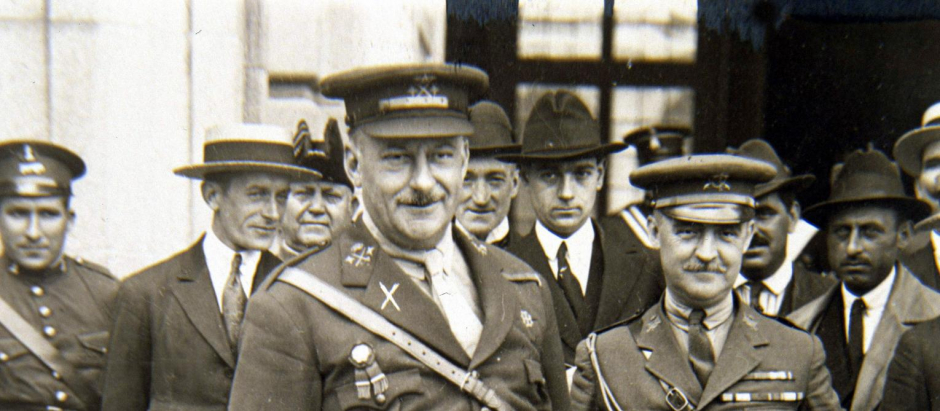 Primo de Rivera a su salida del Palacio tras jurar su cargo como presidente del gobierno en 1923