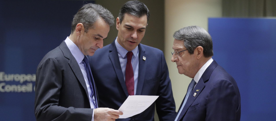 Sánchez junto a los primeros ministros de Grecia (izquierda) y Chipre