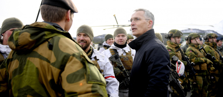 El secretario general de la OTAN, Jens Stoltenberg, saluda a soldados que participan en ejercicios militares en Noruega