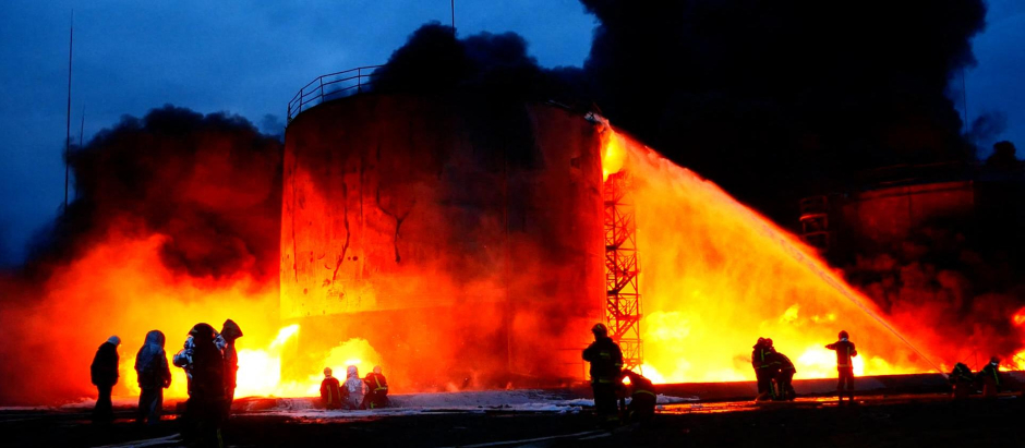 Bomberos de Leópolis apagan un incendio en un depósito de combustible después del bombardeo ruso