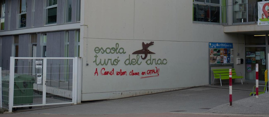 Escuela de la localidad catalana de Canet de Mar, las familias que quieren castellano sufrieron una campaña de acoso