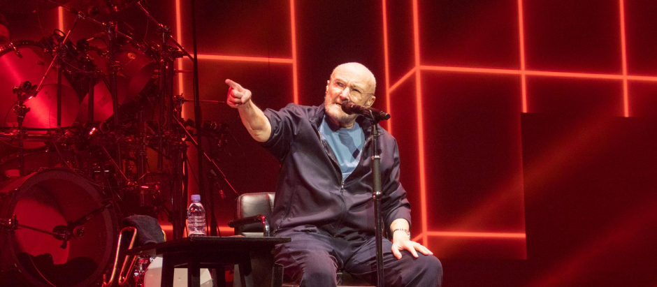 Phil Collins en el concierto de la banda Genesis, en Birmingham, el pasado septiembre. Entonces también tuvo que dar el concierto sentado y salir en silla de ruedas