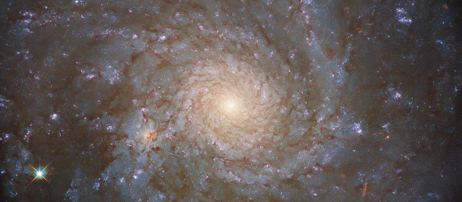 El telescopio espacial Hubble ha obtenido una impresionante vista de la galaxia espiral NGC 4571, que se encuentra aproximadamente a 60 millones de años luz de la Tierra