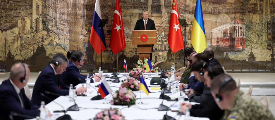 El presidente turco Erdogan recibe a los negociadores de Rusia y Ucrania