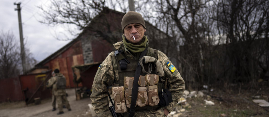 Un soldado fuma un cigarrillo en Brovary, a las afueras de Kiev, este lunes