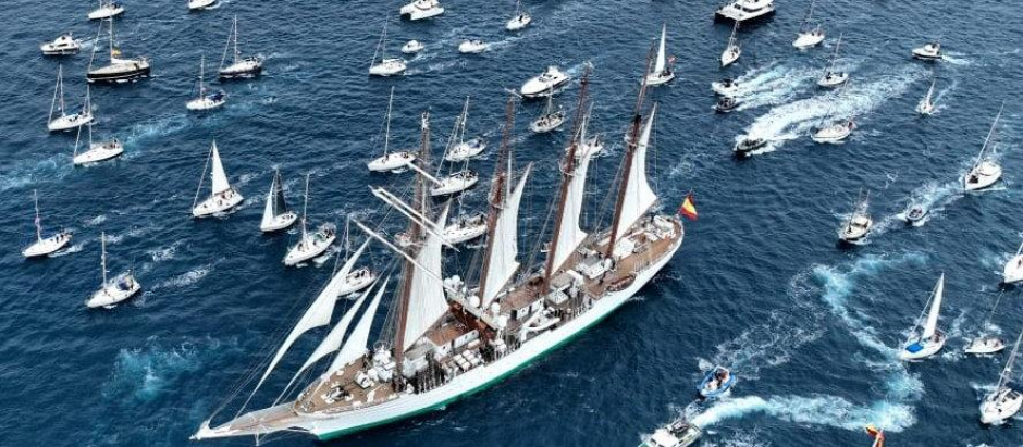 El aprecio por el Juan Sebastián Elcano lleva a que numerosas embarcaciones salgan a la mar para recibir al buque escuela